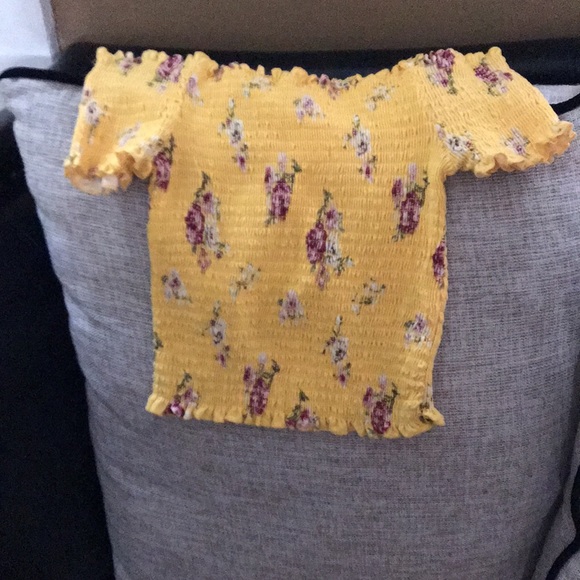 A lot blouses for someone is size S - Picture 2 of 6